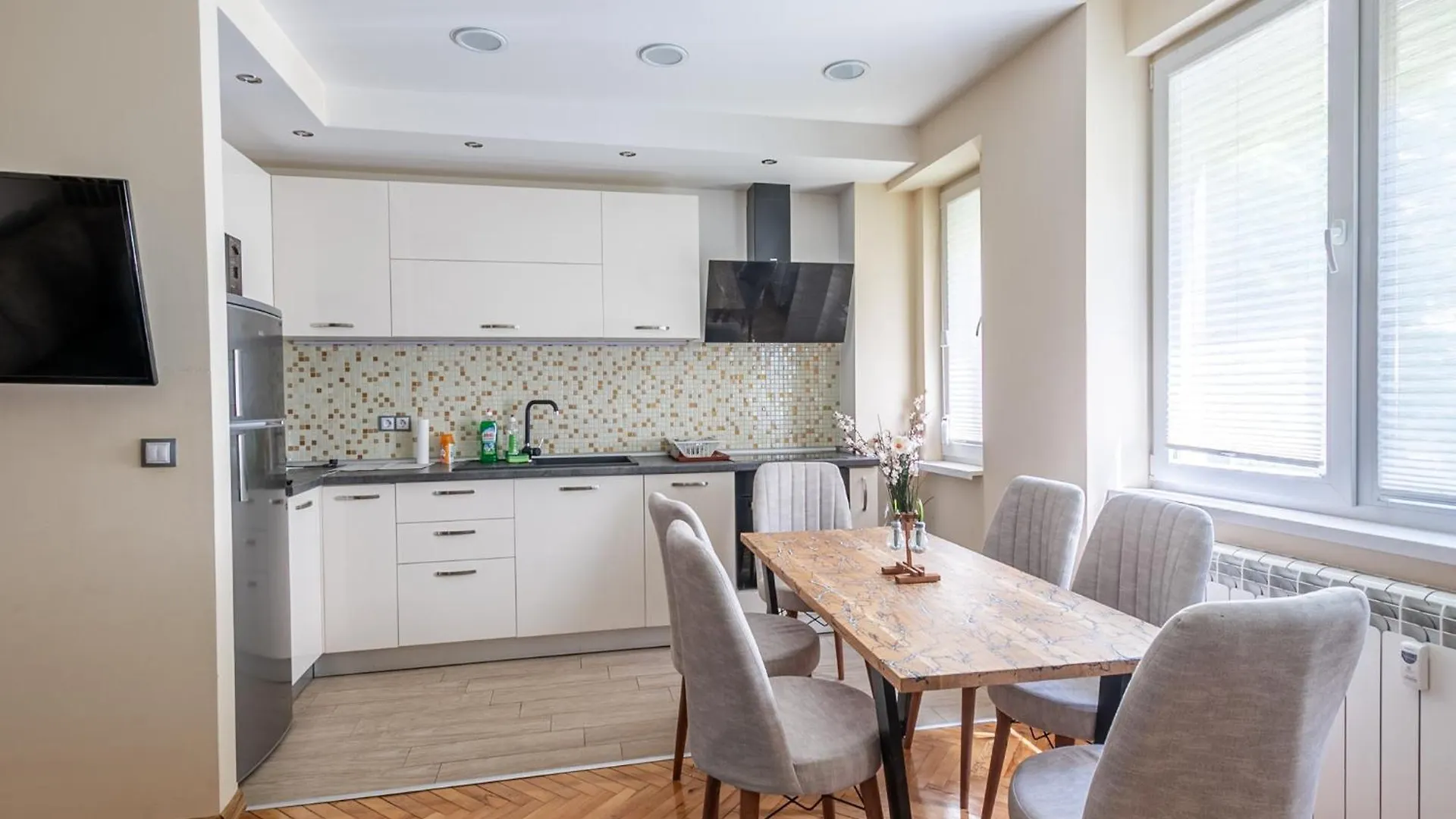 Top Center Retreat, Close To Main Street, Free Parking Sofie